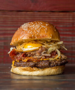 44 - Hamburguesa con Cheddar, Bondiola braseada, Panceta, Cebolla crocante, Huevo, y Mayonesa picante