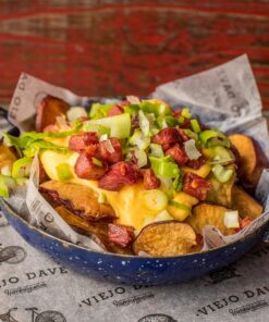 Batatas Fritas con Cheddar, Panceta, y Ciboulette