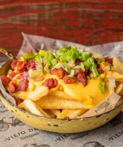 Papas Fritas con Cheddar, Panceta, y Ciboulette